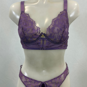 Conjunto morado de lencería de encaje con sujetador con aro y braga a juego.