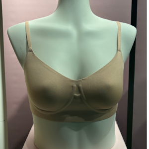 Sujetador seamless carne sin aros de tejido suave con tirantes finos.