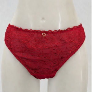Braga de encaje rojo con diseño floral y un pequeño corazón en el centro.